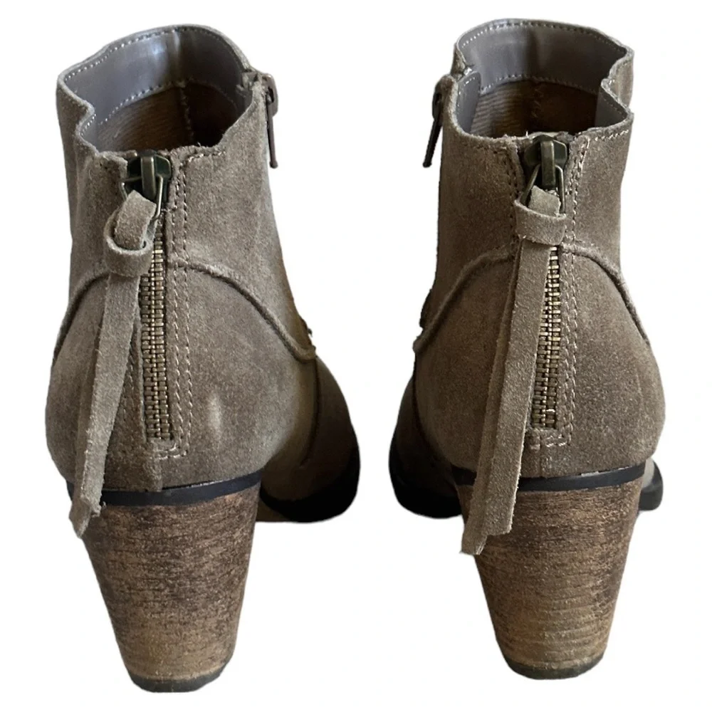 Steve Madden Milaan Tan Suede 8 Classic Ankle Booties Taupe Burnished Toe